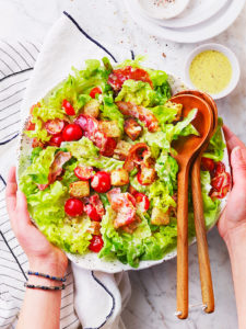 Julie MECHALI INTERFEL LES FRUITS ET LÉGUMES FRAIS Recette salade BLT ambiance avec geste